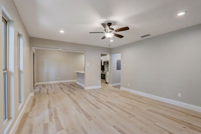 Building Photo - 5814 Sandhurst Ln