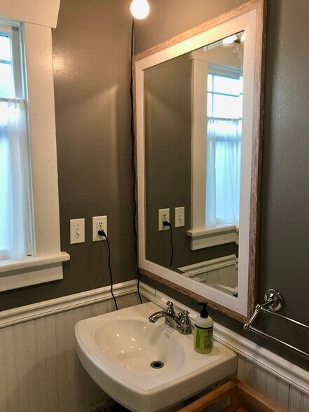 Bathroom - 906 W Howe St