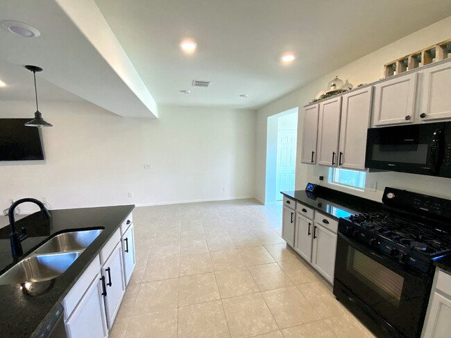 Building Photo - "Modern and contemporary 4-Bedroom/2bath H...