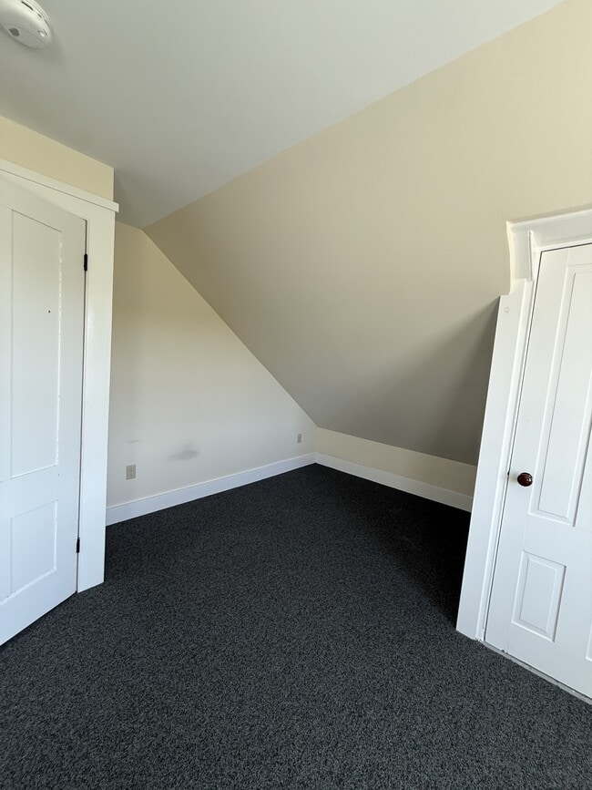 Building Photo - 799 River Rd