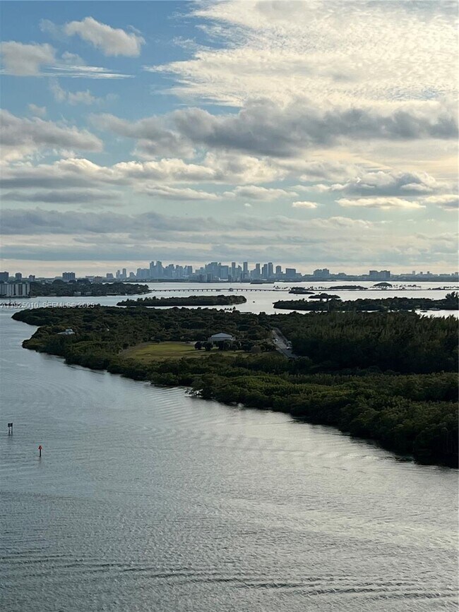 Building Photo - 300 Bayview Dr