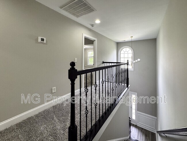 Building Photo - 2056 Oxford Heights