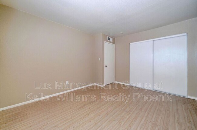 Building Photo - 3840 N 43rd Ave