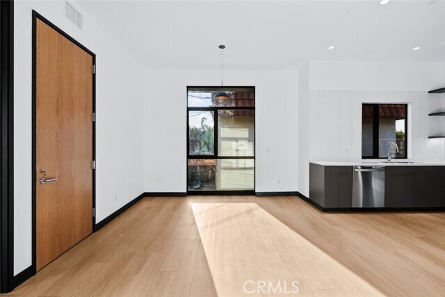 Building Photo - 922 W Clark Ave