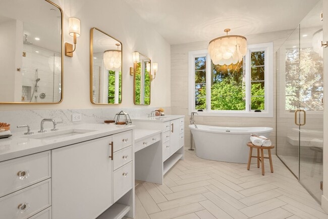 Building Photo - 7Bd/6.5Ba Bellevue Home