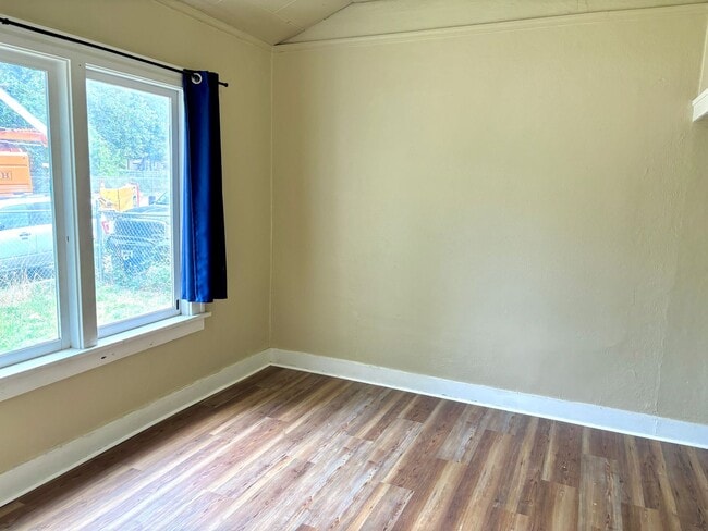 Building Photo - Historic Milwaukie 3 bedroom bungalow with...