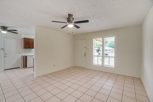 Building Photo - 10310 Little Pebble Dr