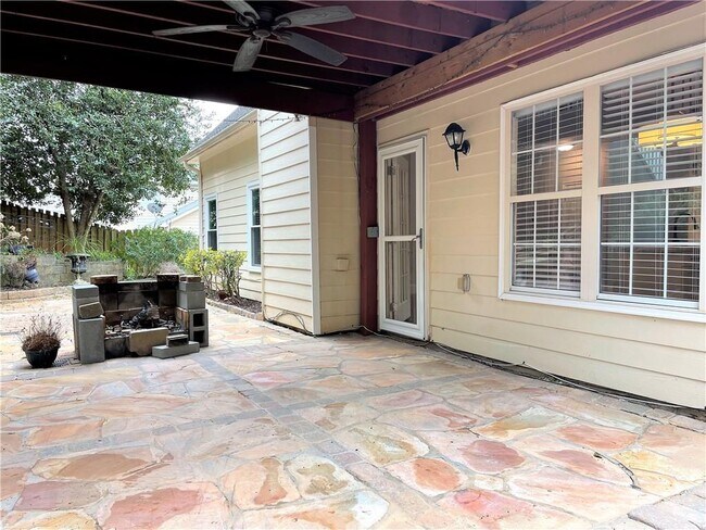 Building Photo - 1635 River Oak Dr