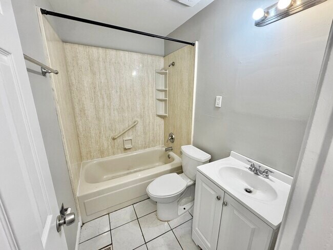 Building Photo - 784 Western Park Dr