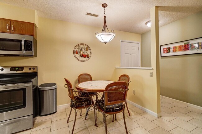 Eat in Area - 9728 Timberview Ct