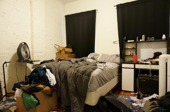 Building Photo - Large 2 bed unit on the Green Line with heat and water included!