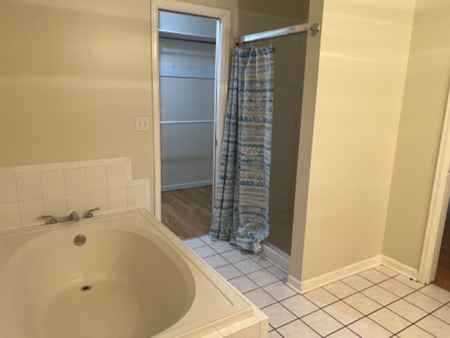 Building Photo - 8147 S Summit Dr