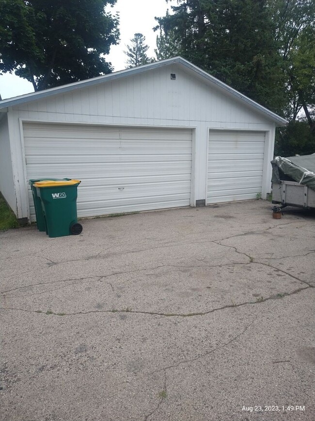 Building Photo - Large Five Bedroom Home in Lakeside!