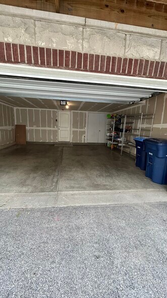 Garage for two cars - 1164 Evergreen Ave