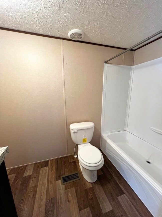 Building Photo - 1000 Maple Hls Pk