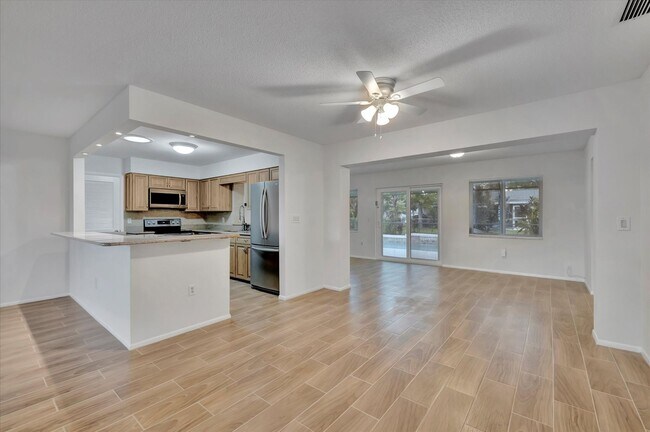 Building Photo - Beautiful 3-Bed / 2 Bath Pool Home in Sara...