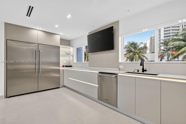 Building Photo - 3830 NE 171 St