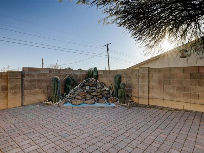 Building Photo - 2 Bedroom, 2 Bathroom and a large Backyard Retreat!