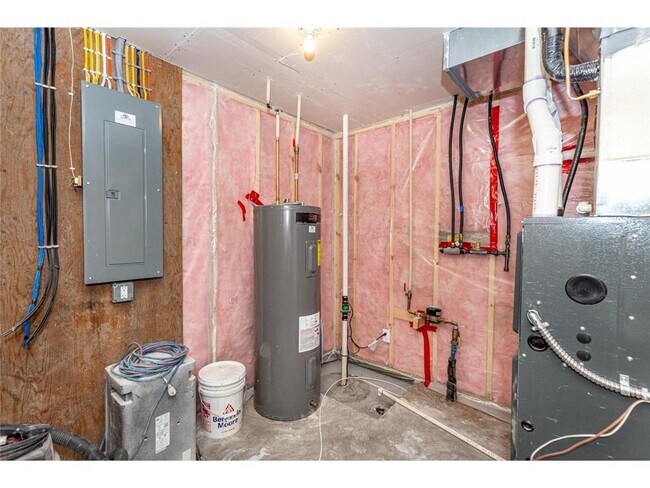 Building Photo - 5476 Lori Ln W