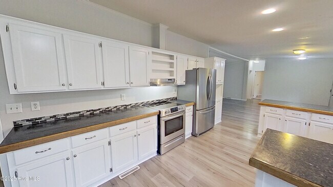 Building Photo - 20 Deer Ridge Dr W