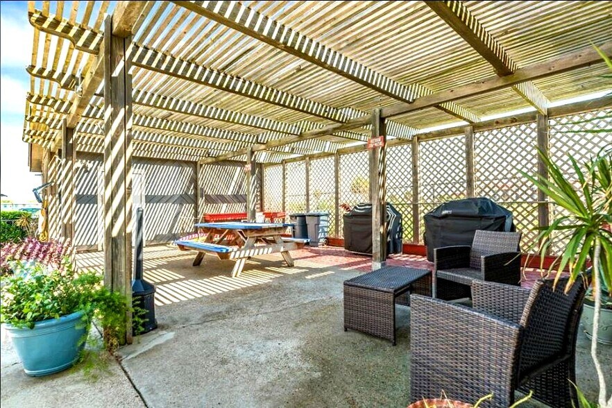 Building Photo - 7310 Seawall Blvd
