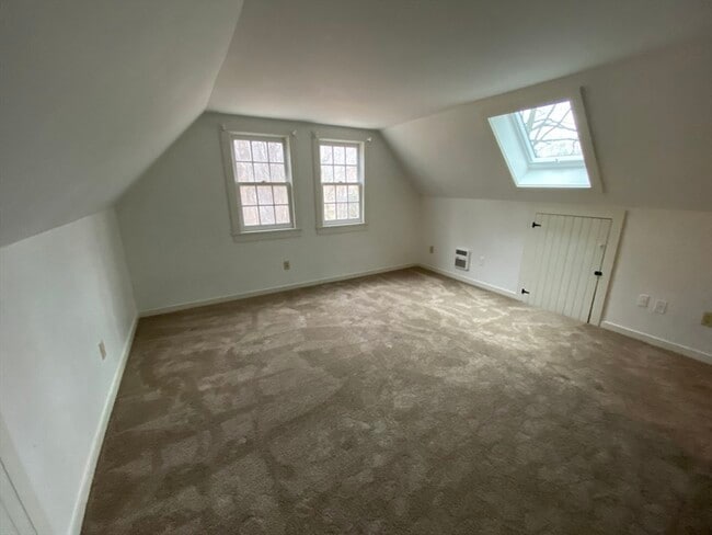 Building Photo - 55 Montague Rd