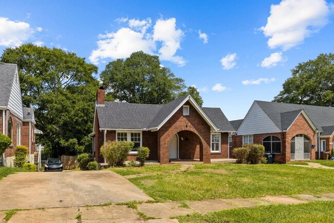 Building Photo - Beautiful Historic 4 Bedroom 2 Bathroom Home