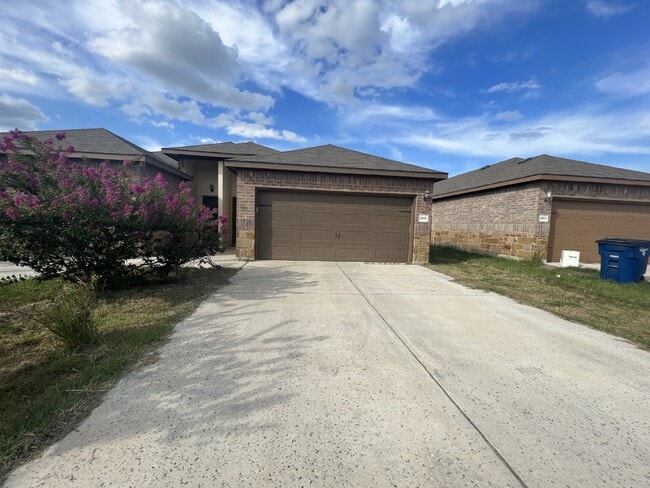 Building Photo - Spacious 3BR/2BA Duplex with Private Yard ...