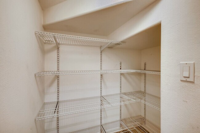 Building Photo - Fantastic 4 Bedroom House in Central San Diego Available in August!!