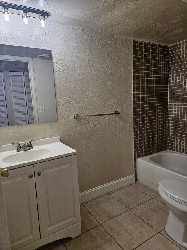 Building Photo - 1 BEDROOM 1 BATH NEWLY RENOVATED CONDO