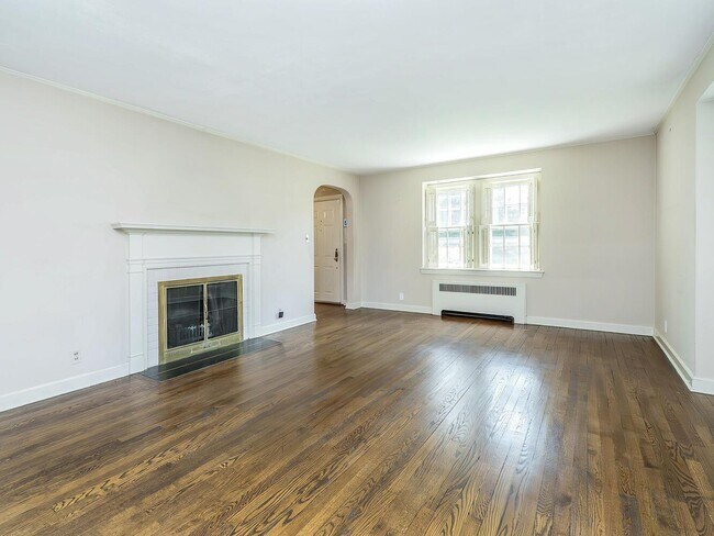 Building Photo - 221 Manhasset Ave