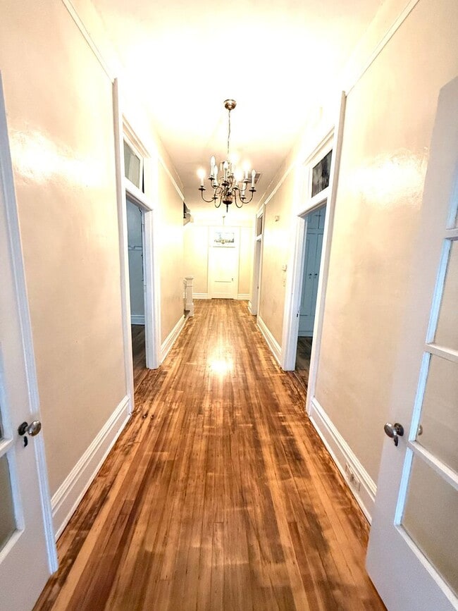 Building Photo - ** 4 bed 3 bath located in the Garden Dist...