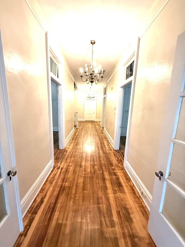 Building Photo - ** 4 bed 3 bath located in the Garden District ** Call 334-366-9198 to schedule a self showing