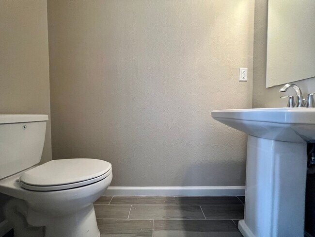 Building Photo - 2 Bedroom 2.5 bath Townhome in Beachwalk!