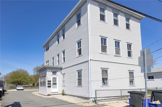 Building Photo - 143 Main Rd