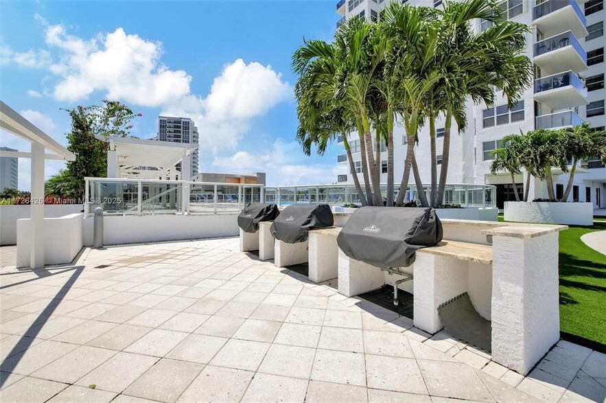 Building Photo - 3015 N Ocean Blvd