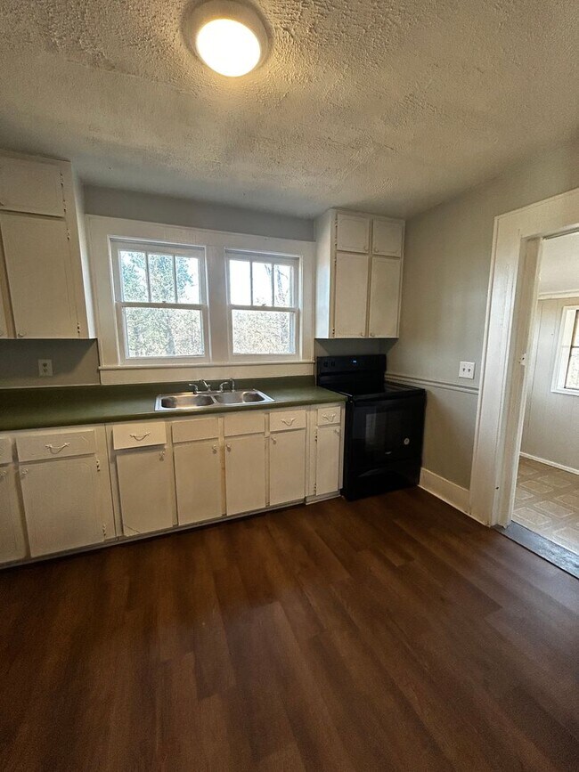 Building Photo - Seconds from Battlefield PKWY - 1 bed, 1 bath, newly renovated home!