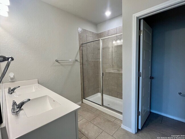 Building Photo - 3/2 Single Story Conveniently Located to B...