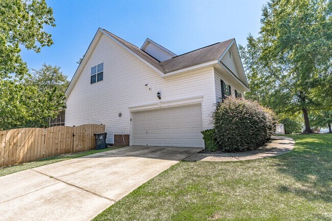 Building Photo - Gorgeous 4 Bedroom Home with Spacious Layo...