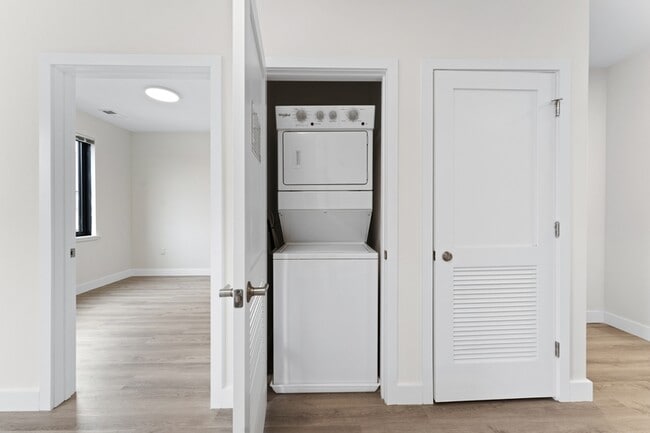 Building Photo - 49s Day St. - 419