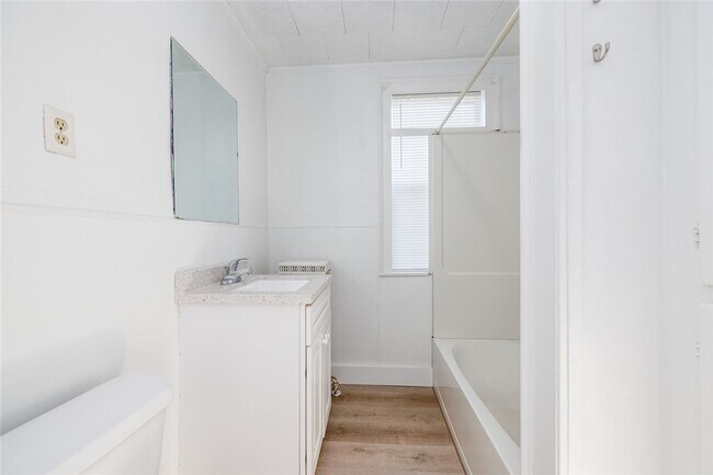 Building Photo - 757 Holt Rd