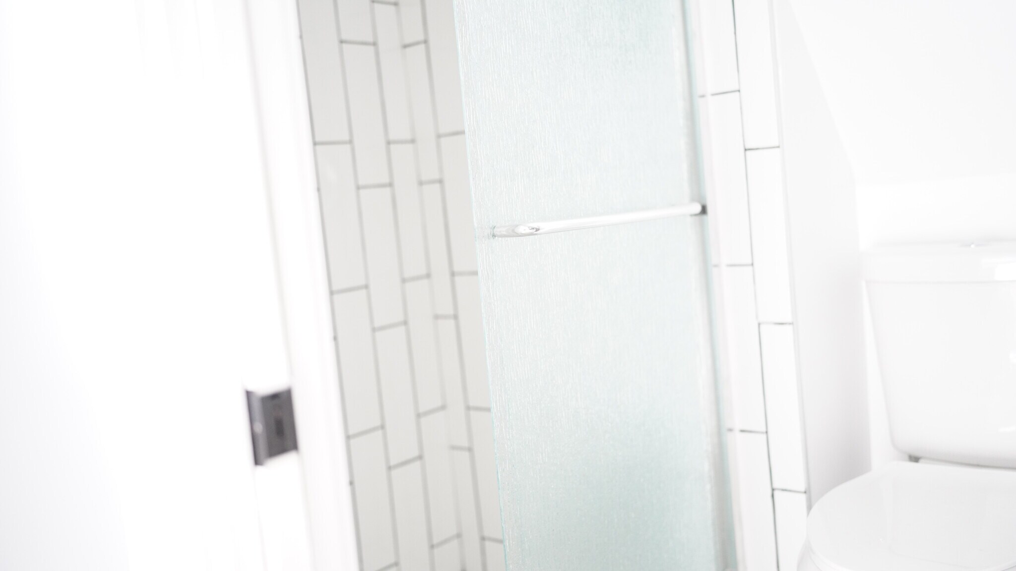 Building Photo - 3370 Parkview Ave