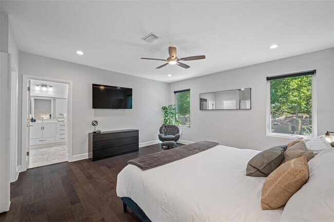 Building Photo - 902 W Plymouth St