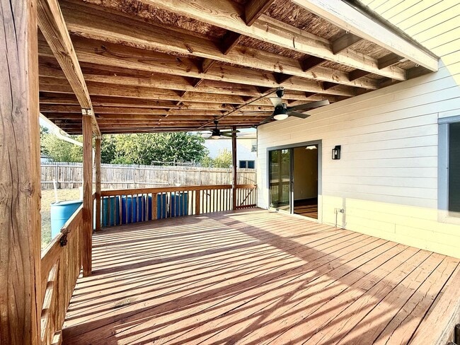 Building Photo - Spacious Inside & Out!