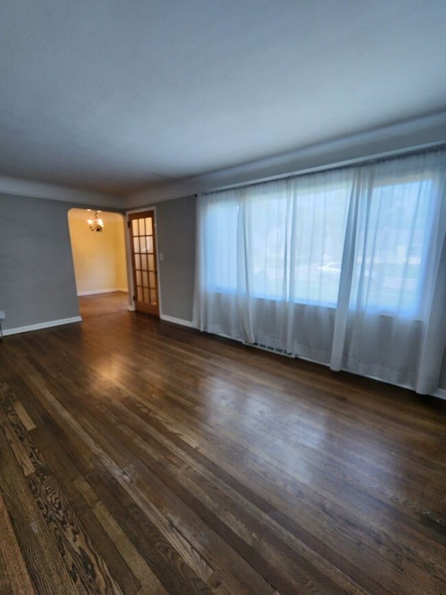 Building Photo - Beautiful 3 Bedroom Home For Rent