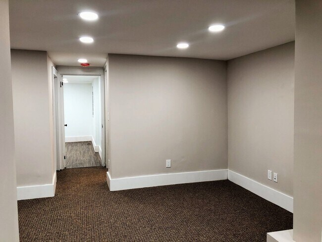 Building Photo - 4039 Kingston Pike