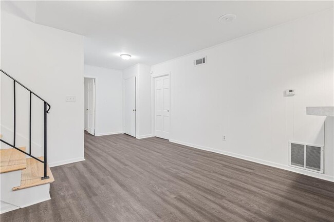 Building Photo - 2713 Briarlake Rd NE