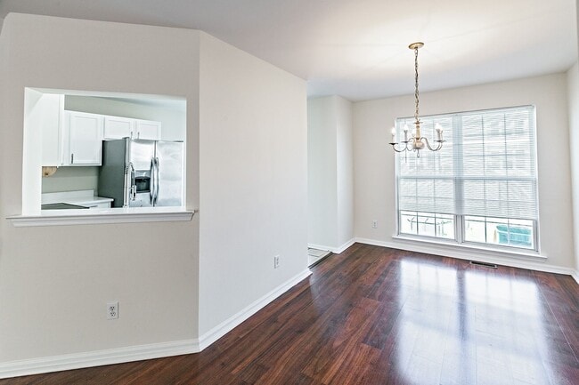 Building Photo - Exceptionally Nice 3 BR 2.5 BA Townhome in River Walk