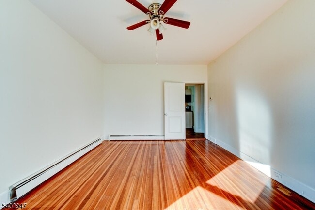 Building Photo - 946 W 7th St