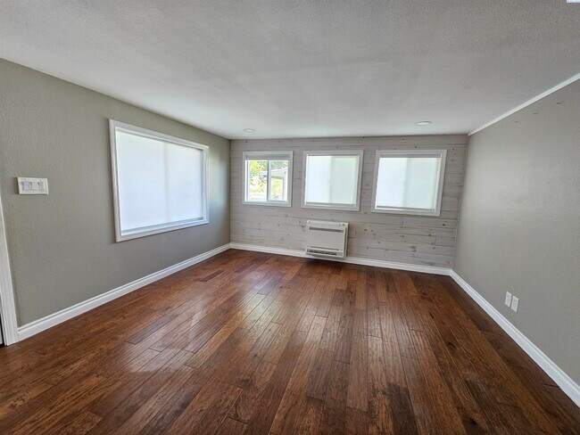 Building Photo - Charming Central Richland Rambler